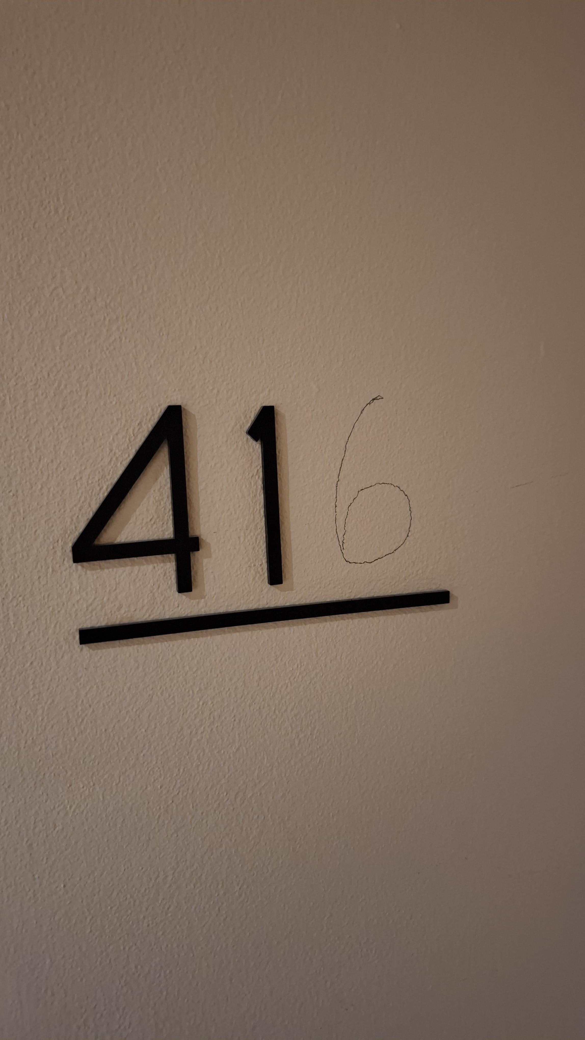 Numéro de la chambre écrit au stylo