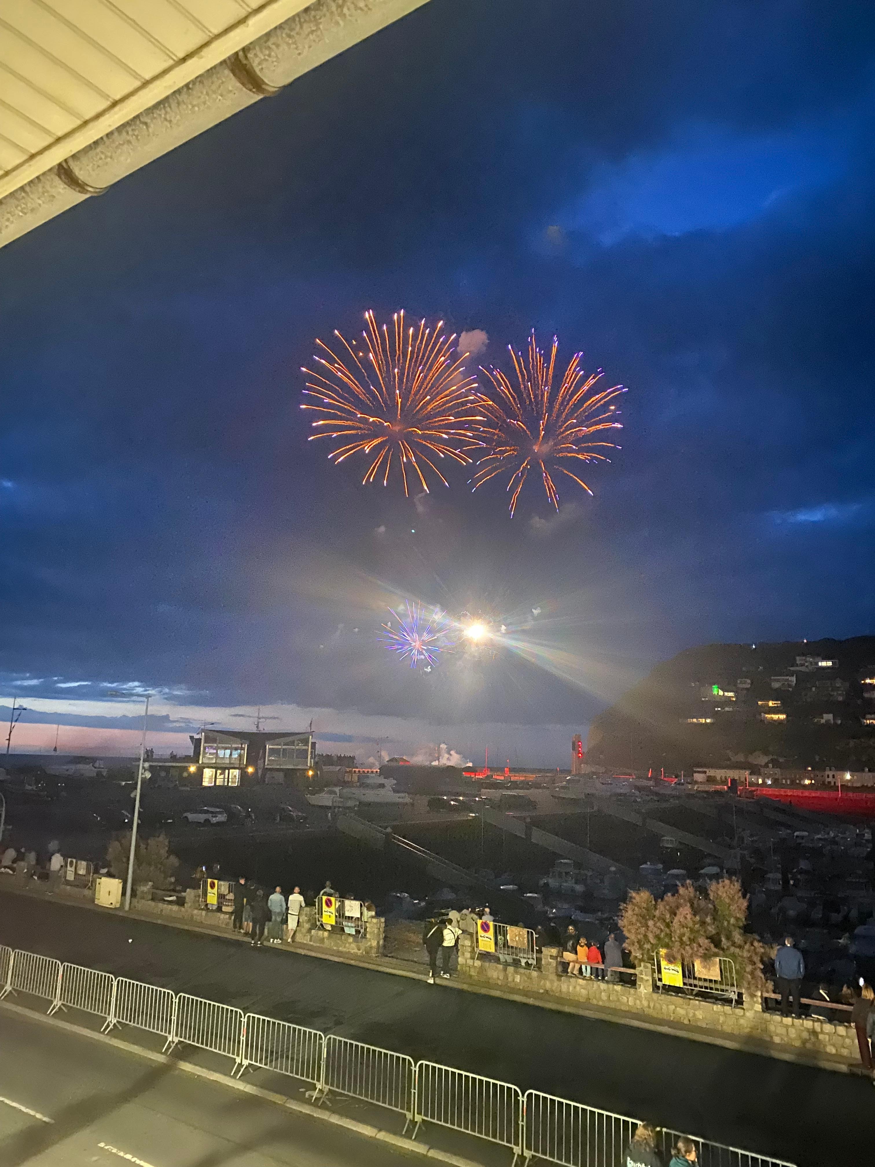 Feu d'artifice du 14 juillet vu depuis la fenêtre du salon.