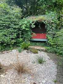 (Cottage garden, extra seating area)