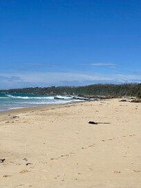 Bought breakfast from the bakery several times and went to Quarry Beach to enjoy it.