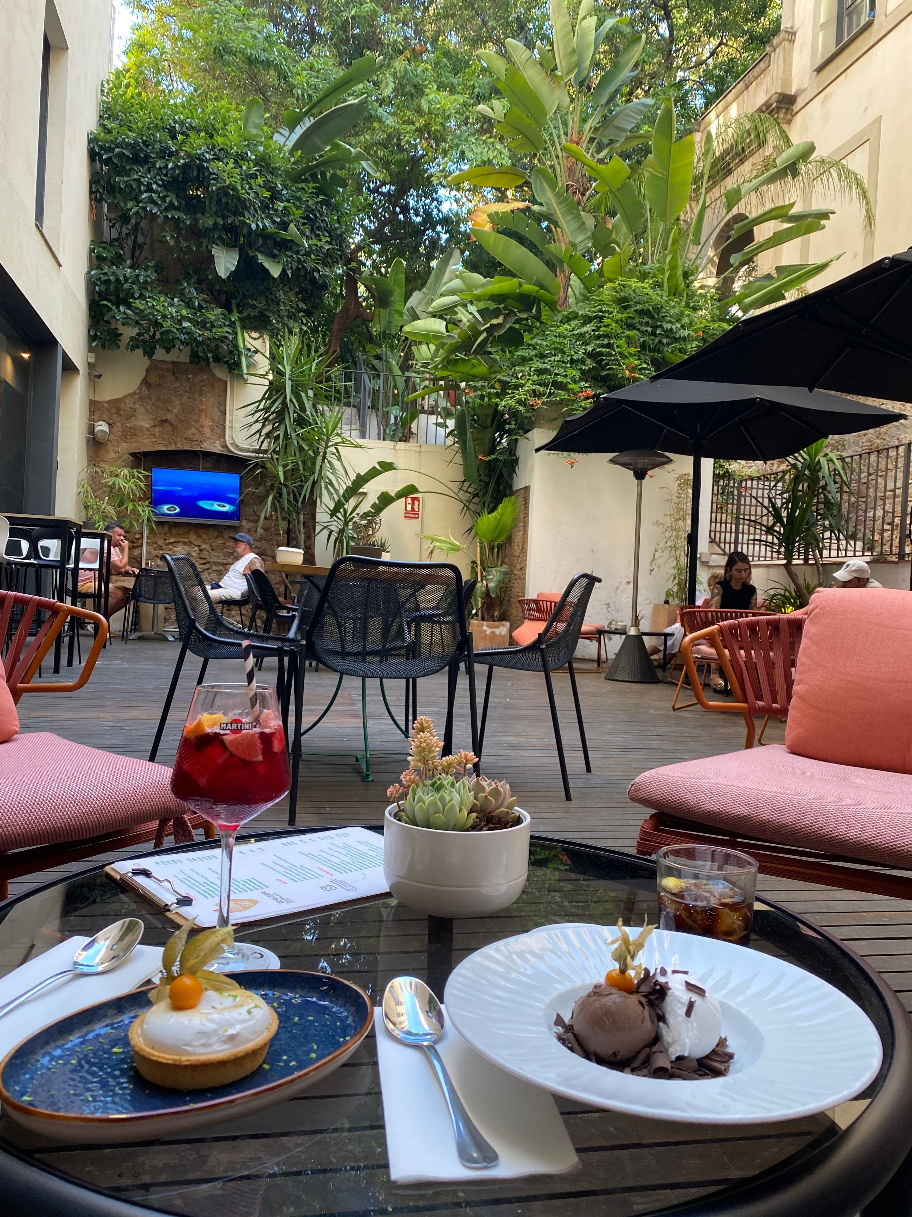 Efterrätt på innergården. Ovanför ligger trådgården. 