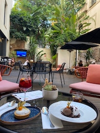 Efterrätt på innergården. Ovanför ligger trådgården.