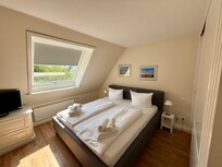 Großes Schlafzimmer mit angrenzendem Bad