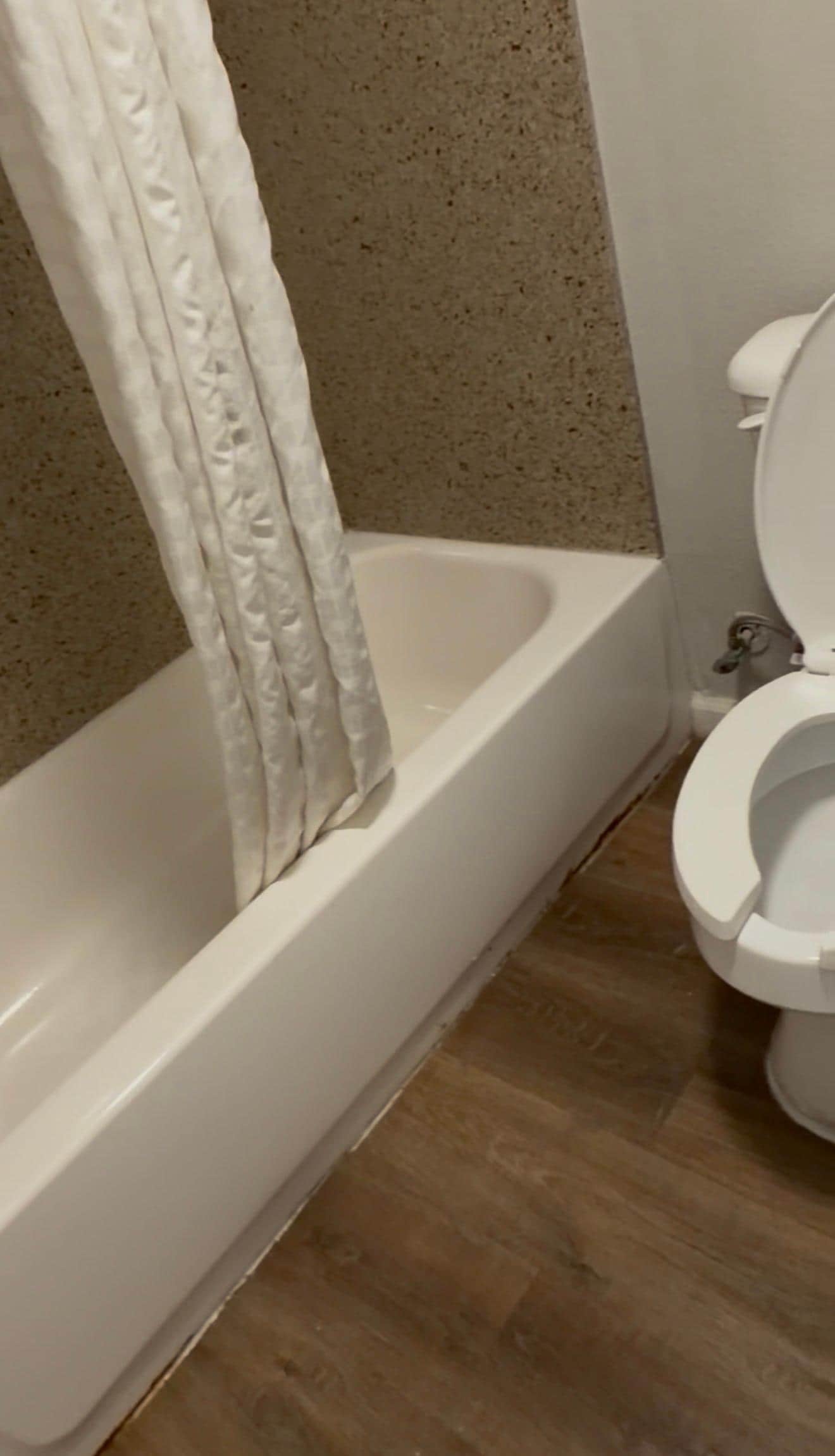 Bathtub and bathroom didn’t look clean 