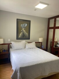 Quarto claro, cama confortável . Armários um pouco antigos