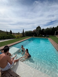 Disfrutando la piscina