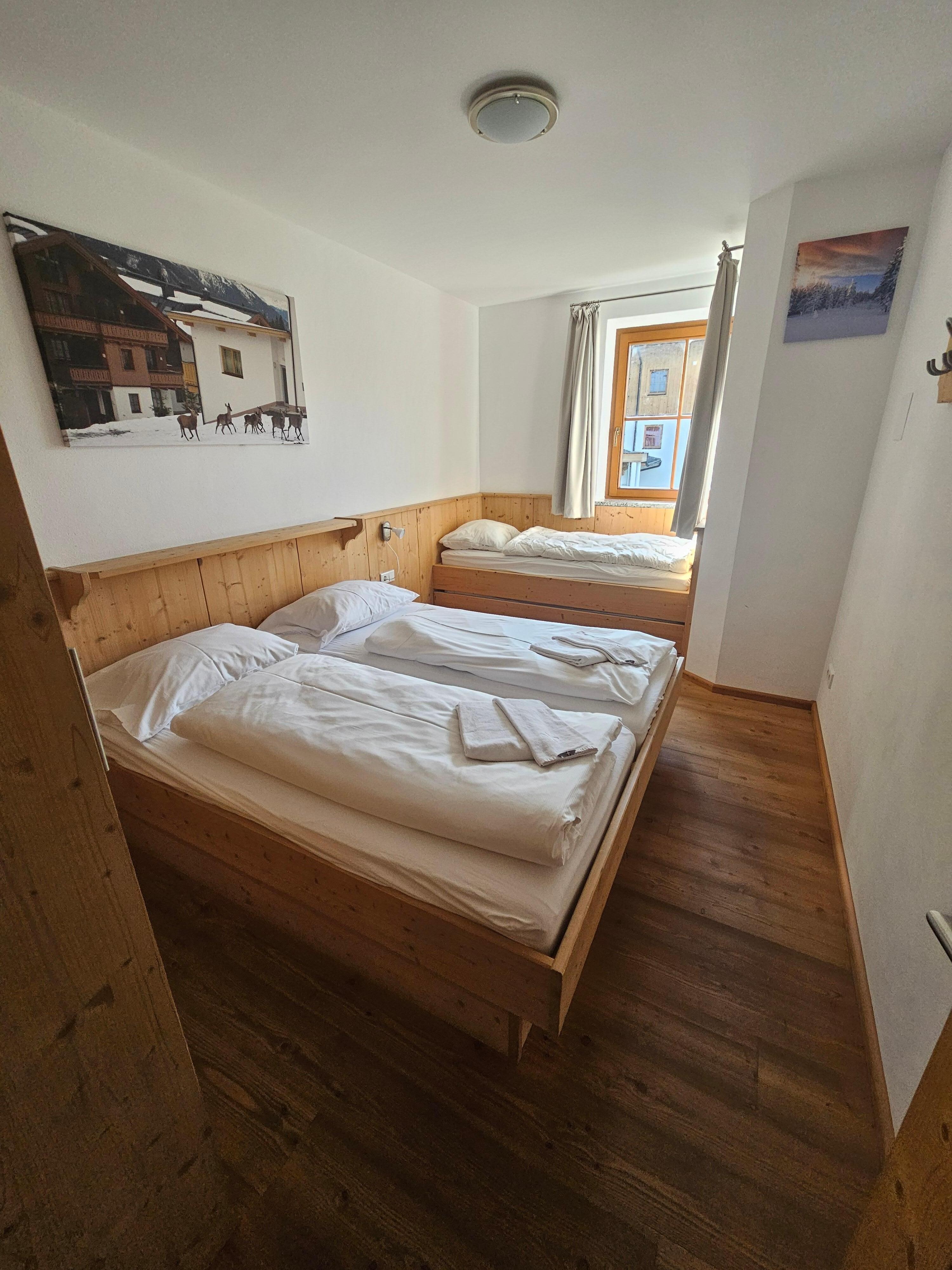 Zweites Schlafzimmer mit Doppelbett und ausziehbarem Bett. Keine Ahnung, wie in dem Raum 4 Menschen Platz finden sollen. 