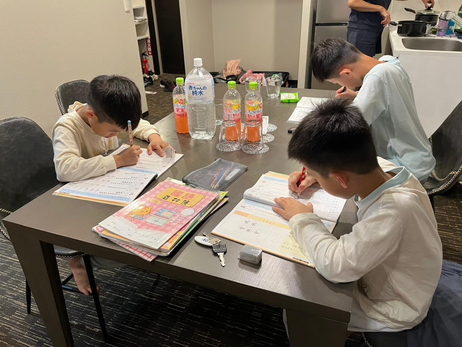 餐桌很大，讓小孩寫功課剛剛好~