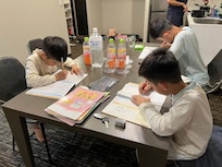 餐桌很大,讓小孩寫功課剛剛好~