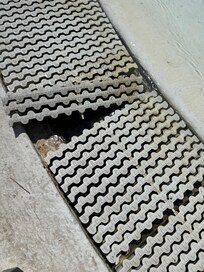 Poolumrandung in die Jahre gekommen. Wird notdürftig repariert