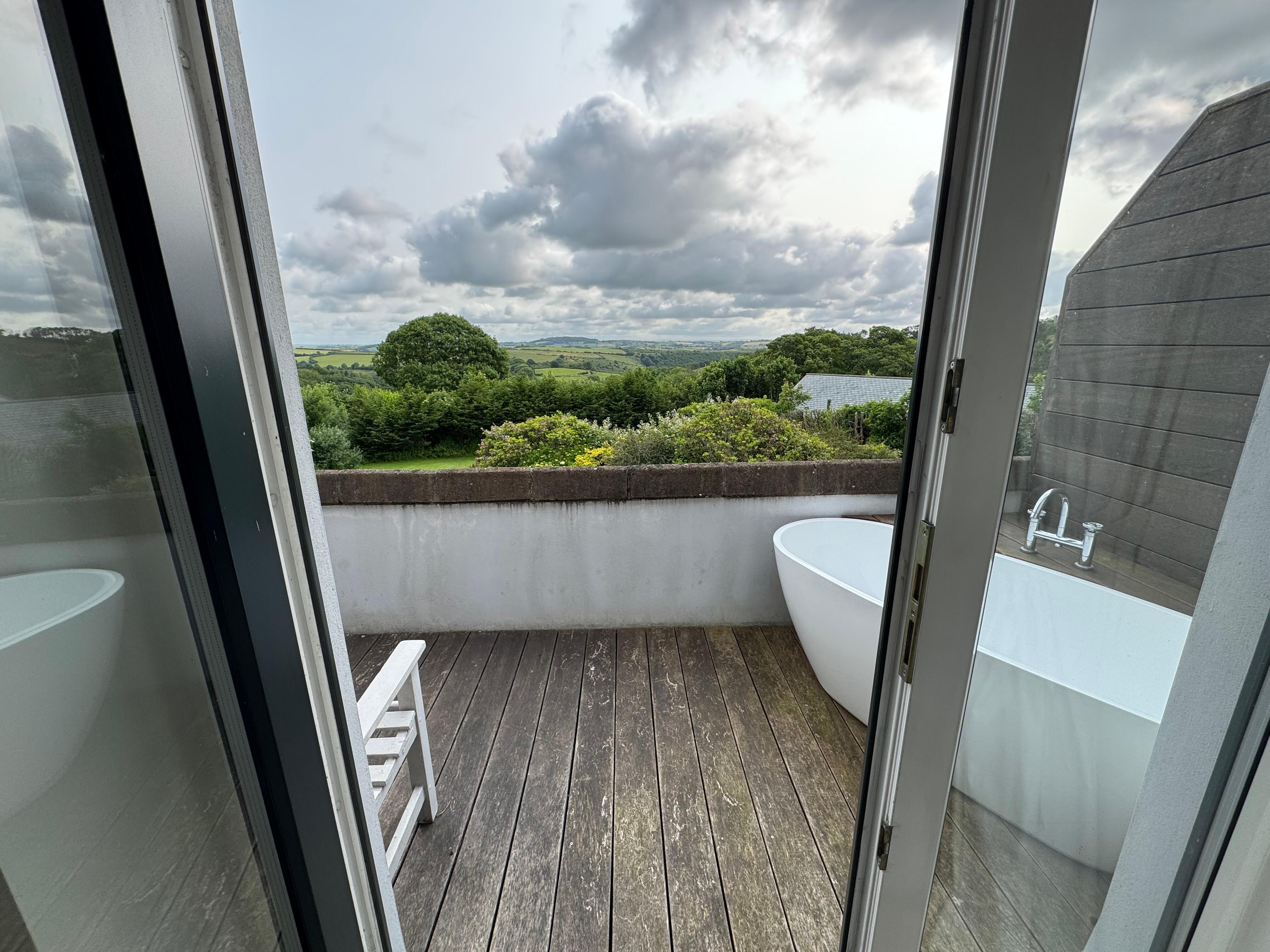 The balcony & bathtub 