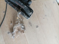 Die Düse des Staubsaugers