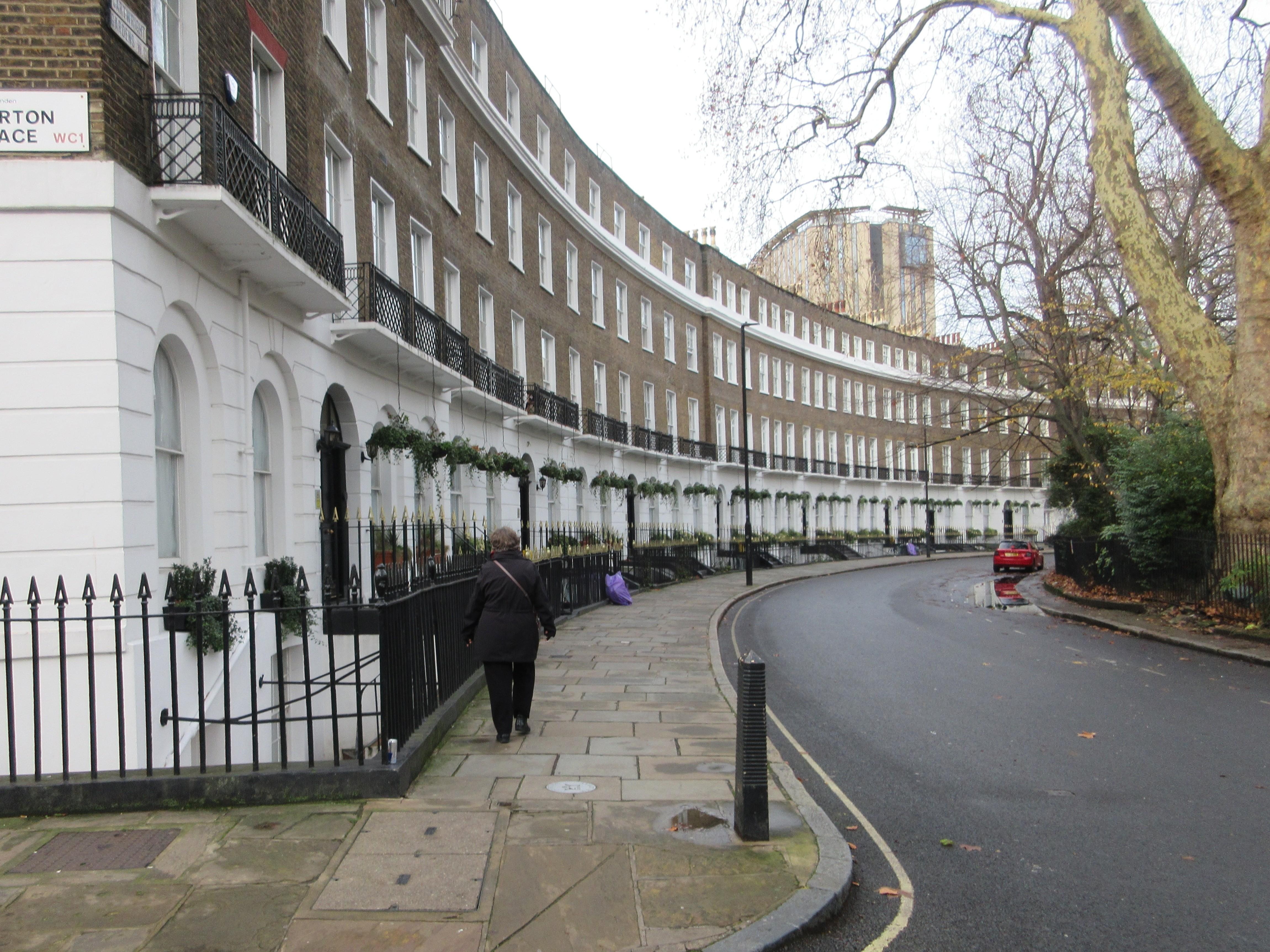 Den smukke bygning, hvori værelset findes.