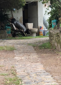 A un lado de La Recepción basura y un WC