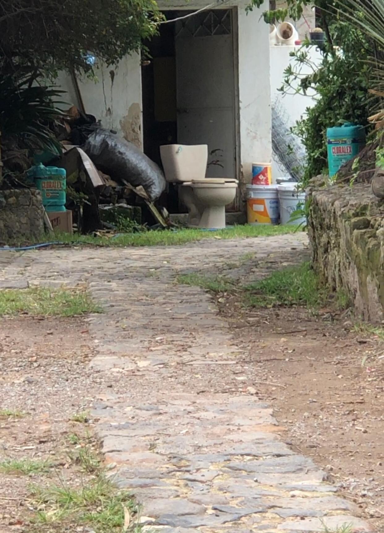 A un lado de La Recepción basura y un WC
