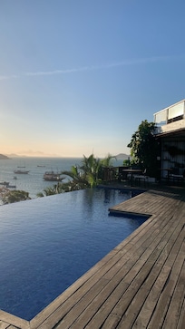 Piscina com borda infinita e água morna
