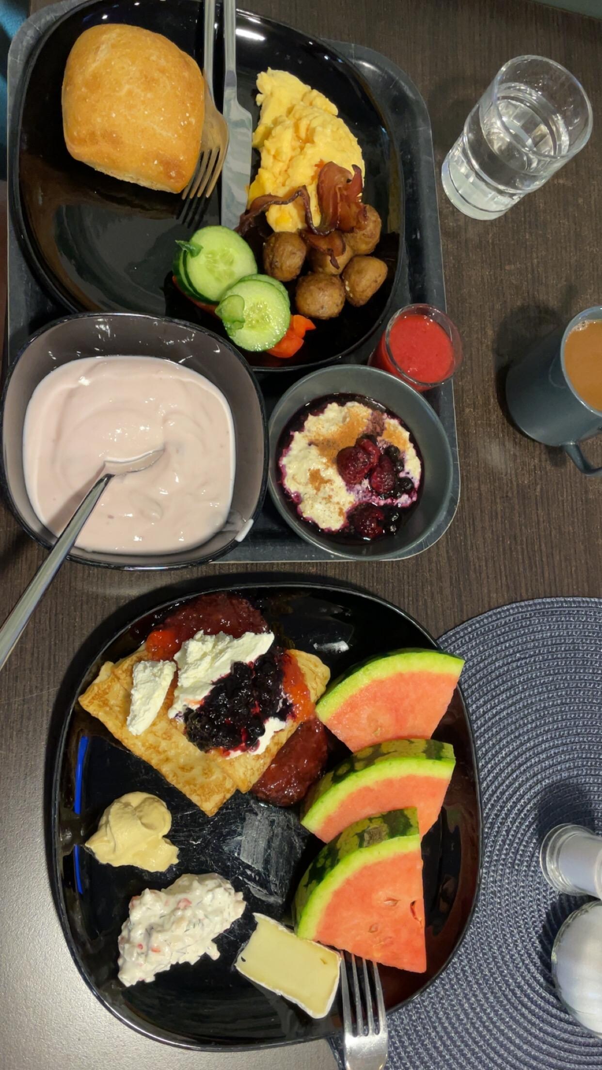 Frukost. Tomt med gäster vid öppning 06:30