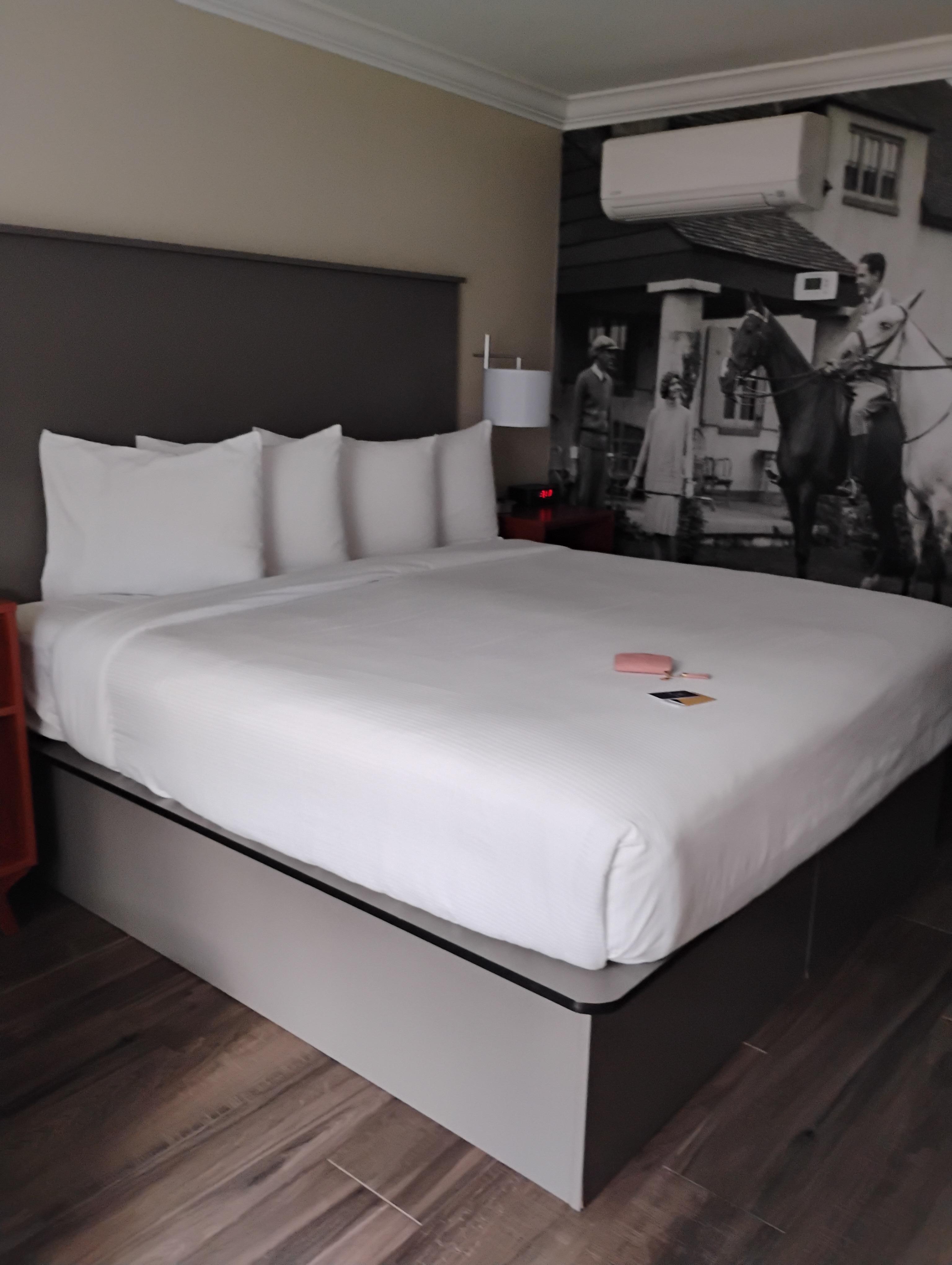 The rooms were immaculate where they put me was so convenient I could go to breakfast there's a grill outside you can sit there and enjoy yourself with a little light at 10:00 is quiet time 8:00 you can have cookies oh my God may I say more I love it