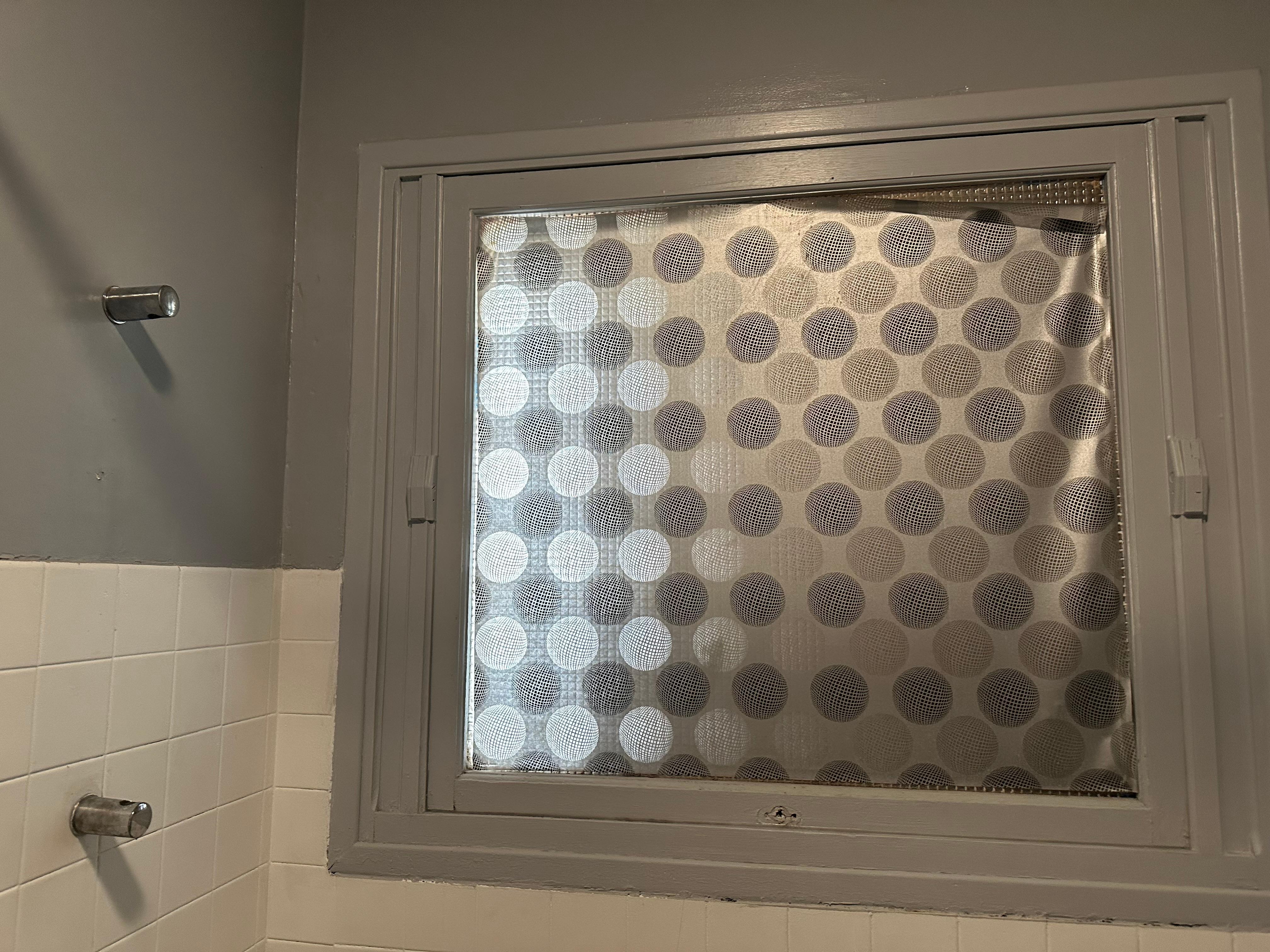 fenêtre de la salle de bain bloquée, barre de douche cassée 