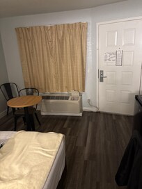 Pretty decent room, single queen, size bed and TV