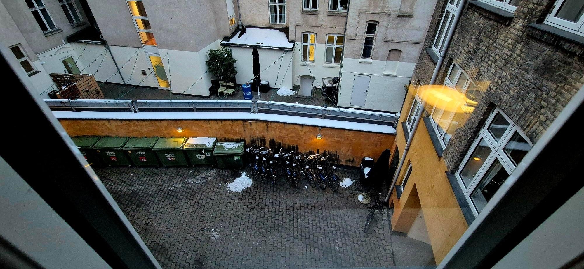 Udsigt fra Nebo Cityhotel mod gården.