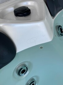 Dieses Haar begleitete uns von Tag 1 an. Trotz unseres Hinweises wurde der Whirlpool kein einziges Mal gereinigt und wir haben ihn auch nicht einmal genutzt.