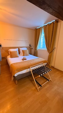 Vue de la chambre avec le lit double