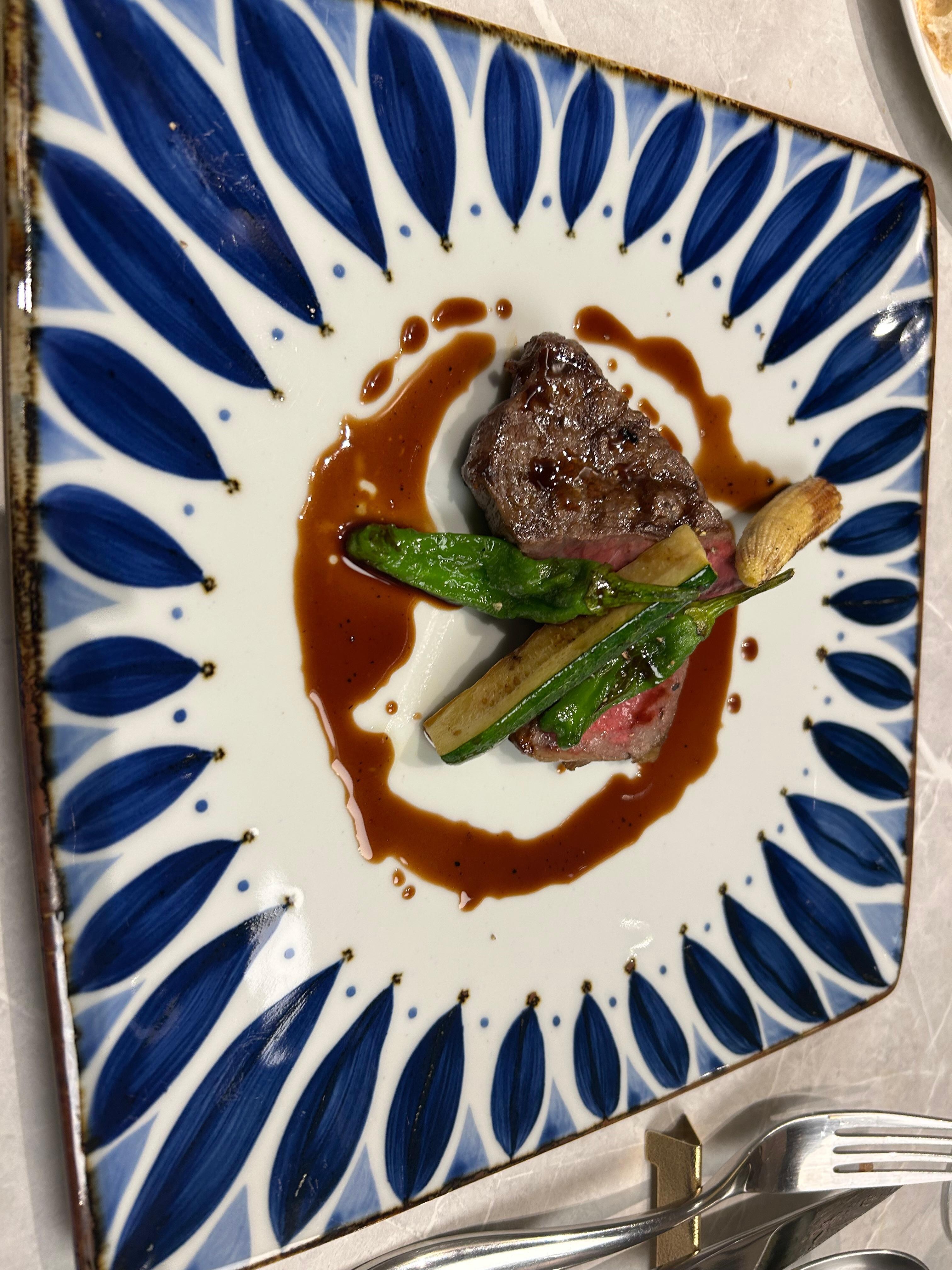レストラン　7階ロビー横
8500円のコースのお肉料理