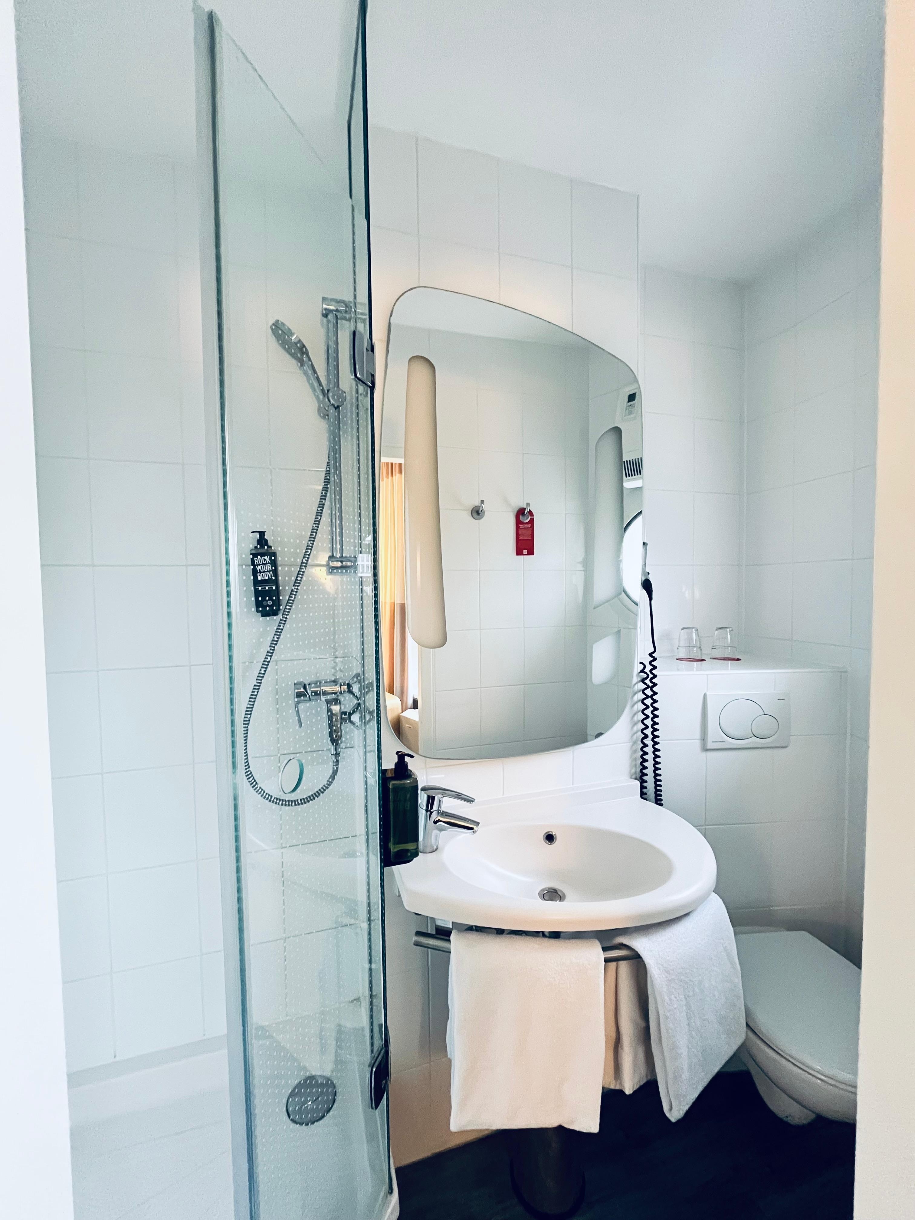 浴室很小，上廁所腳要歪一邊