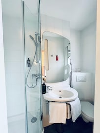 浴室很小,上廁所腳要歪一邊