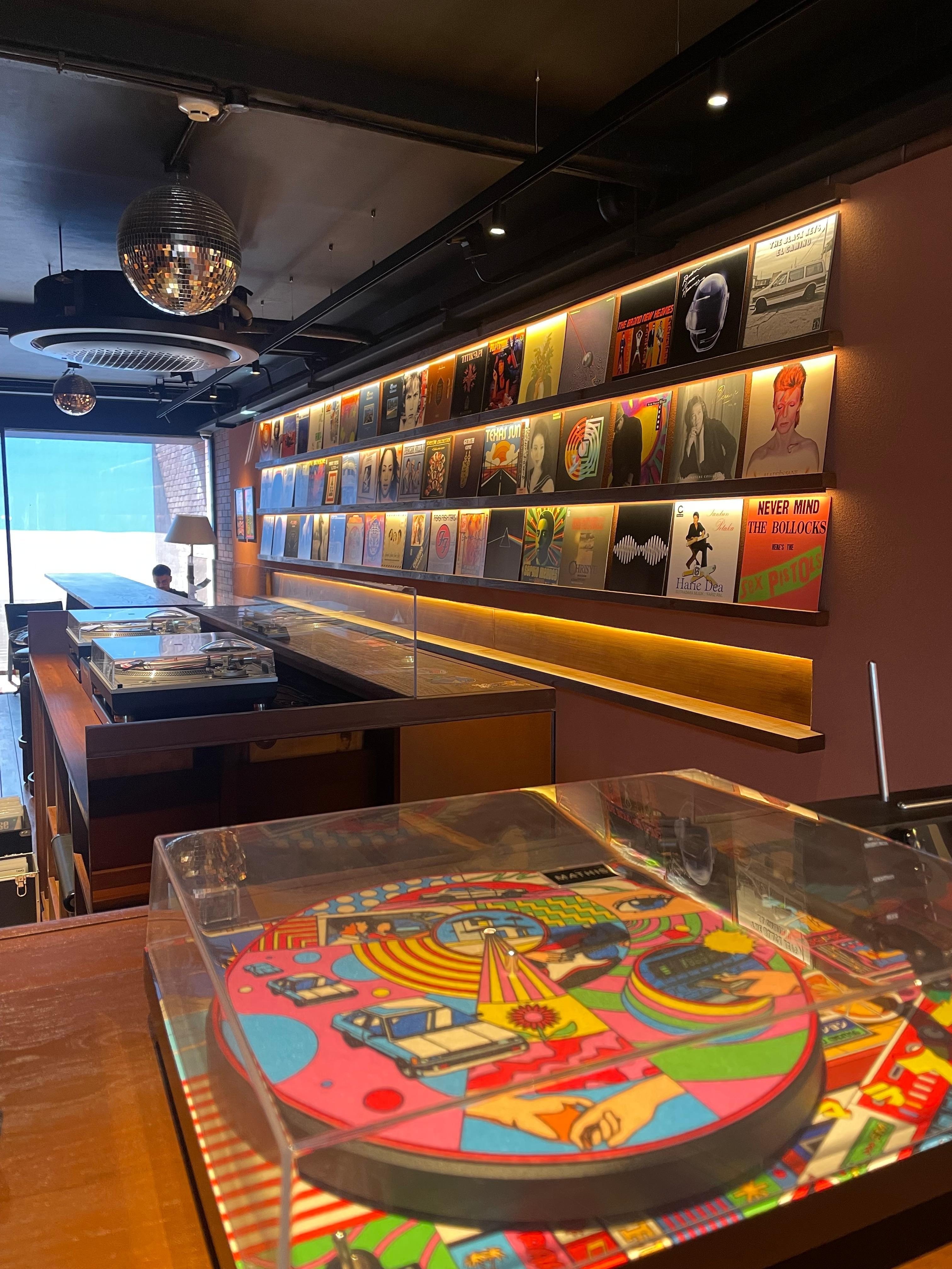 Baren med vinyler hvor man kan bestemme hvad der skal lyttes til