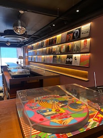 Baren med vinyler hvor man kan bestemme hvad der skal lyttes til