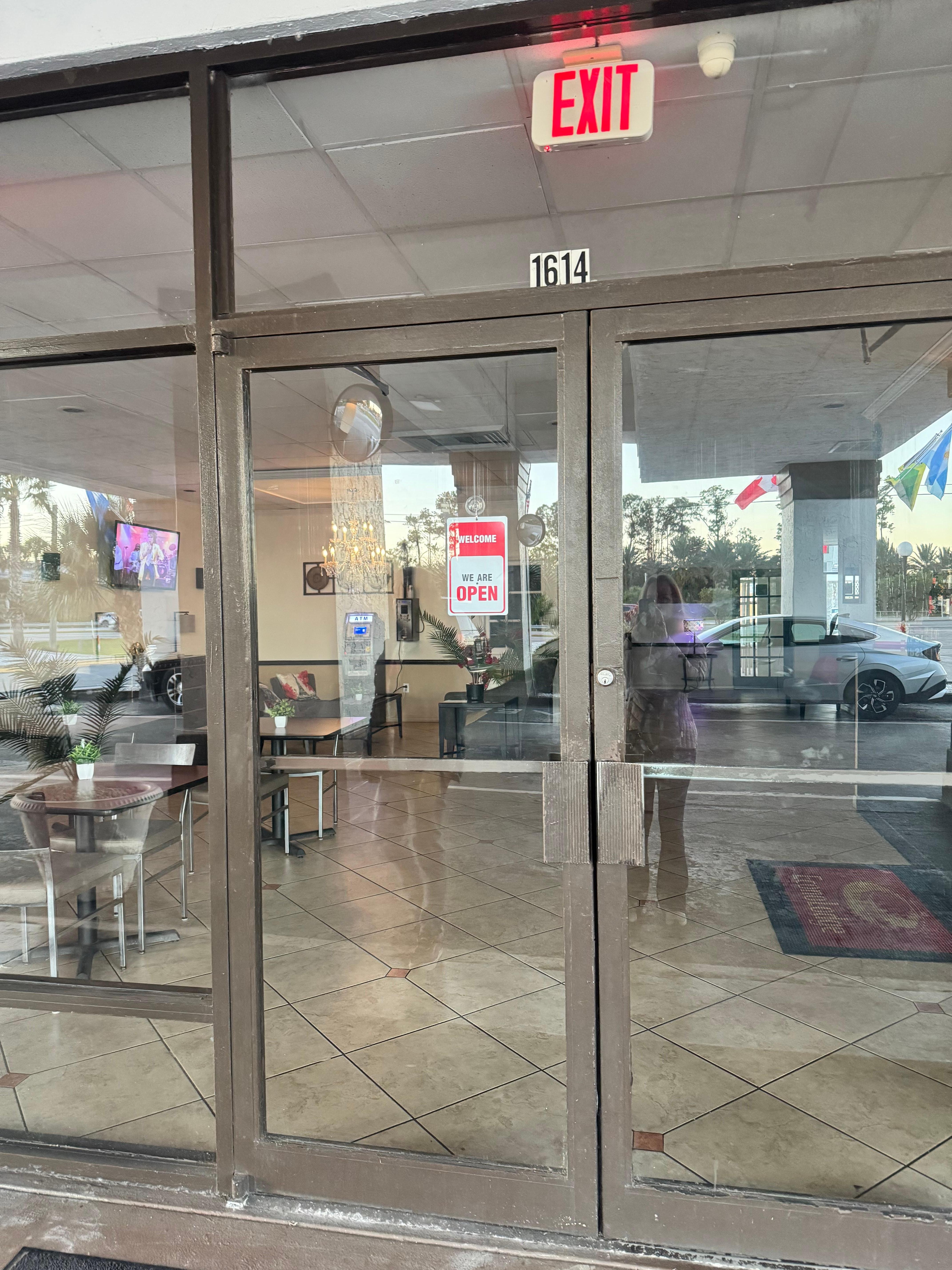 Embora a placa estive indicando OPEN, a recepção estava fechada sem ninguém e já era 9a.m.