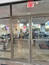 Embora a placa estive indicando OPEN, a recepção estava fechada sem ninguém e já era 9a.m.