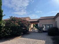Het huis met links achter de oleander de gastenverblijven.