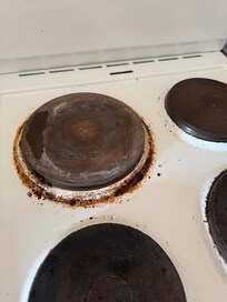 Kitchen stove and oven old and not cleaned.