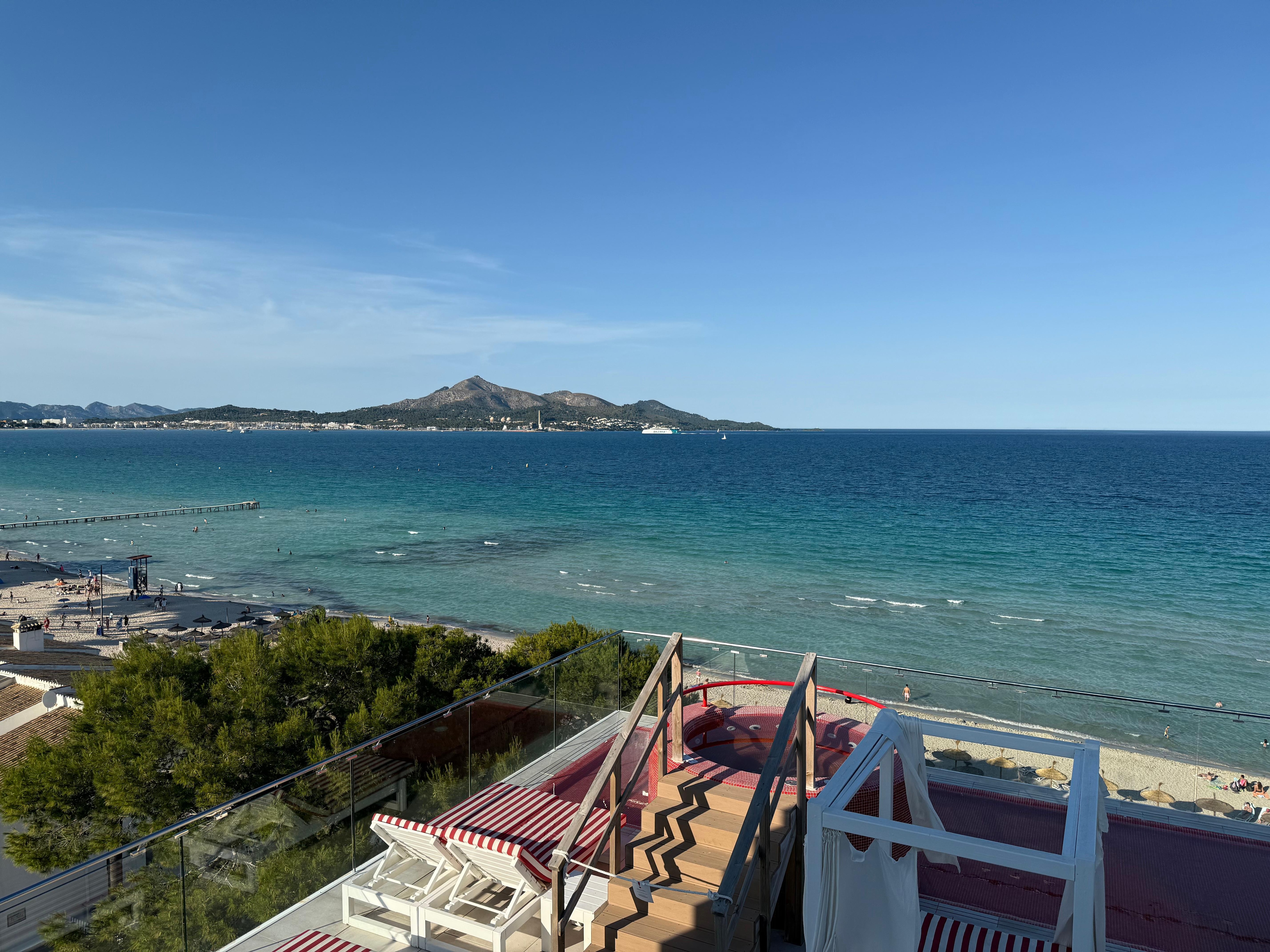 Views from the rooftop area in building 5 were amazing. One of the hot tubs was out of order during our stay. The staff on the rooftop were super friendly.
