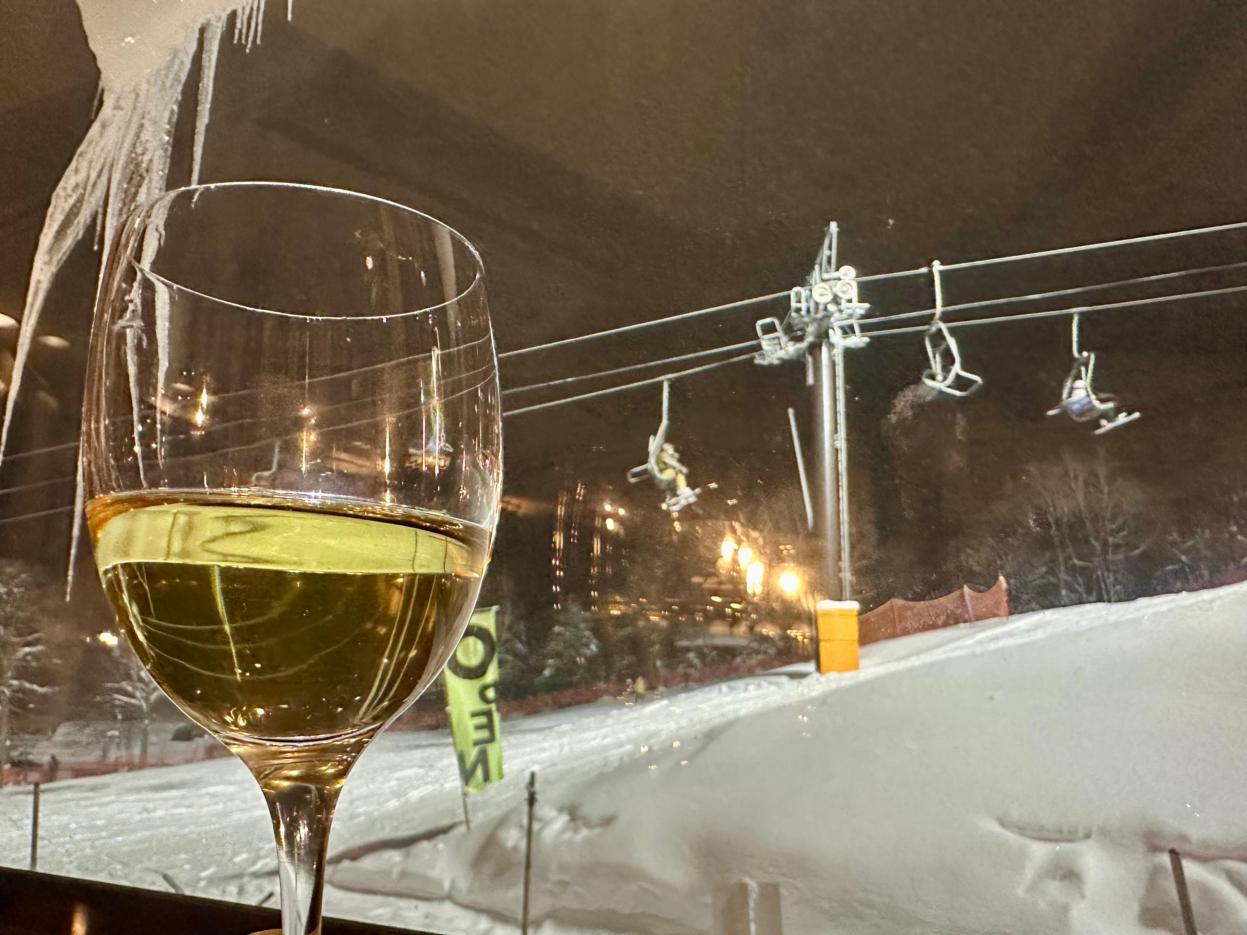 A great wine list to enjoy watching the night skiing