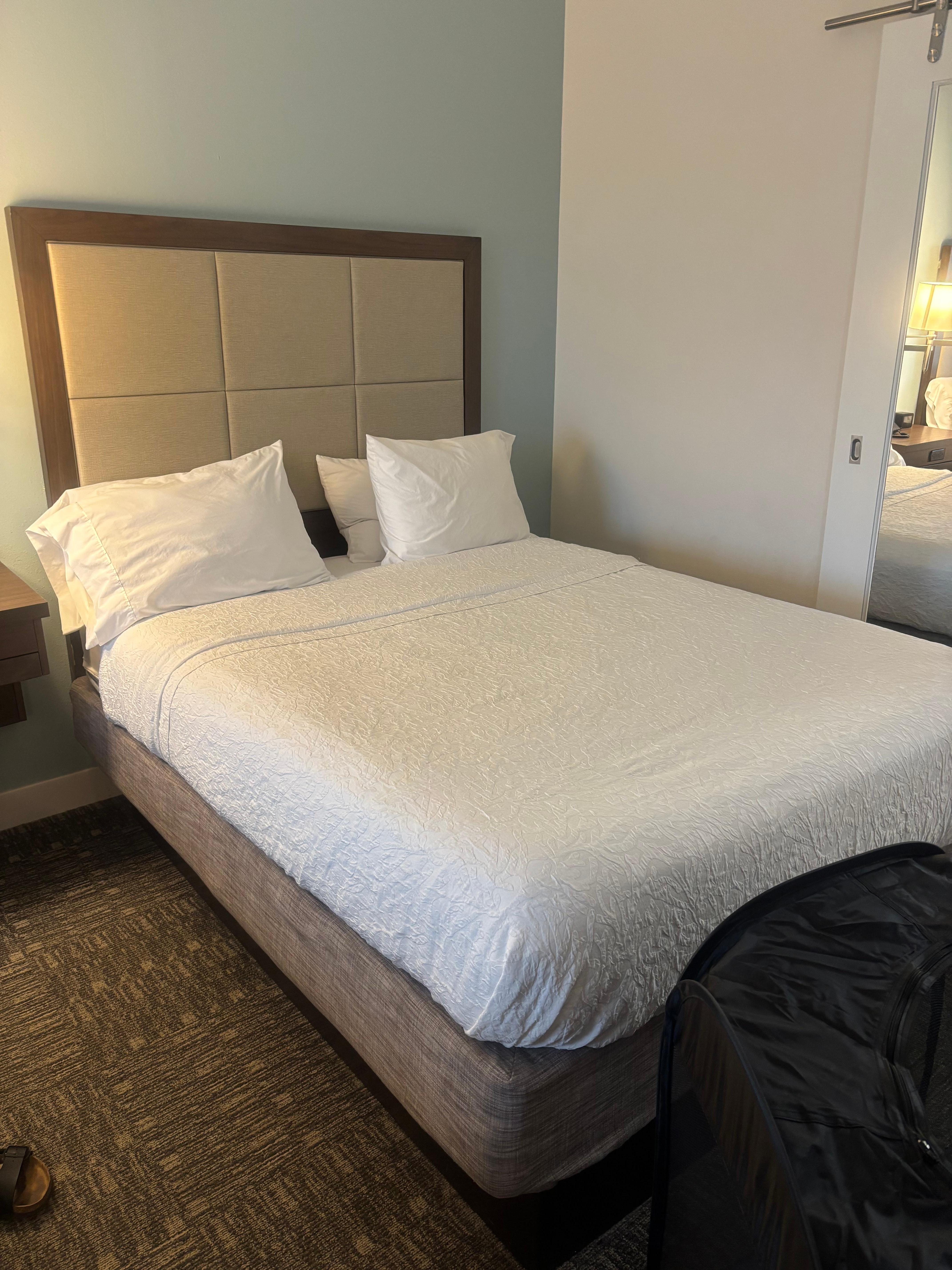 Queen bed groom room 