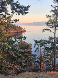 Lime Kiln lighthouse during sunset