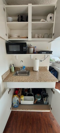 Kitchenette. Limited dishes lots of silverware. :(