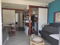 La pièce à vivre avec la kitchenette