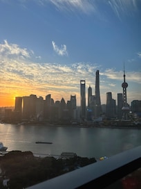 일출과 함께 보이는 황푸강뷰