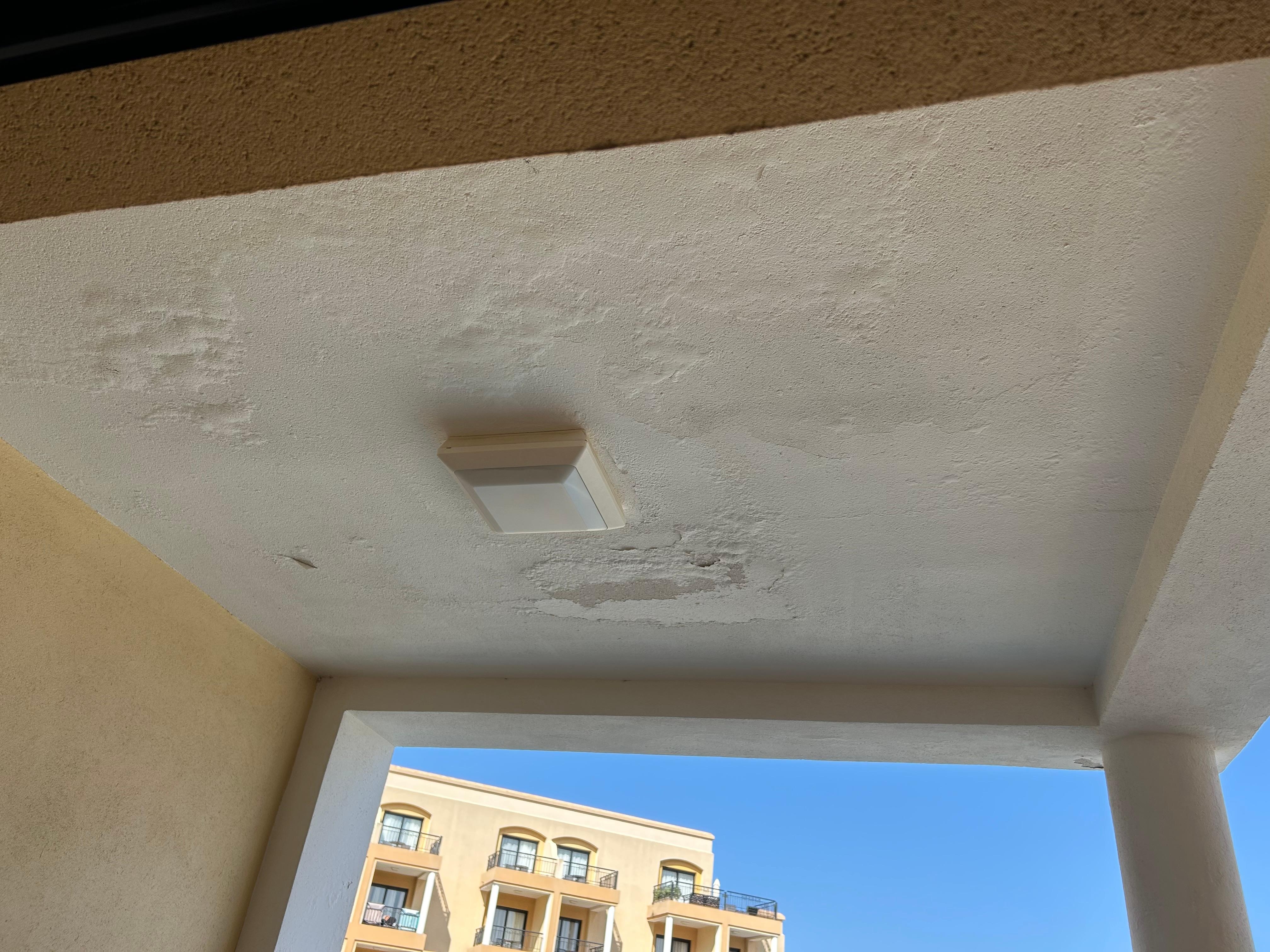 Plafond de la terrasse de la chambre 118