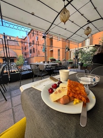 Wonderful breakfast spread on the back patio.
