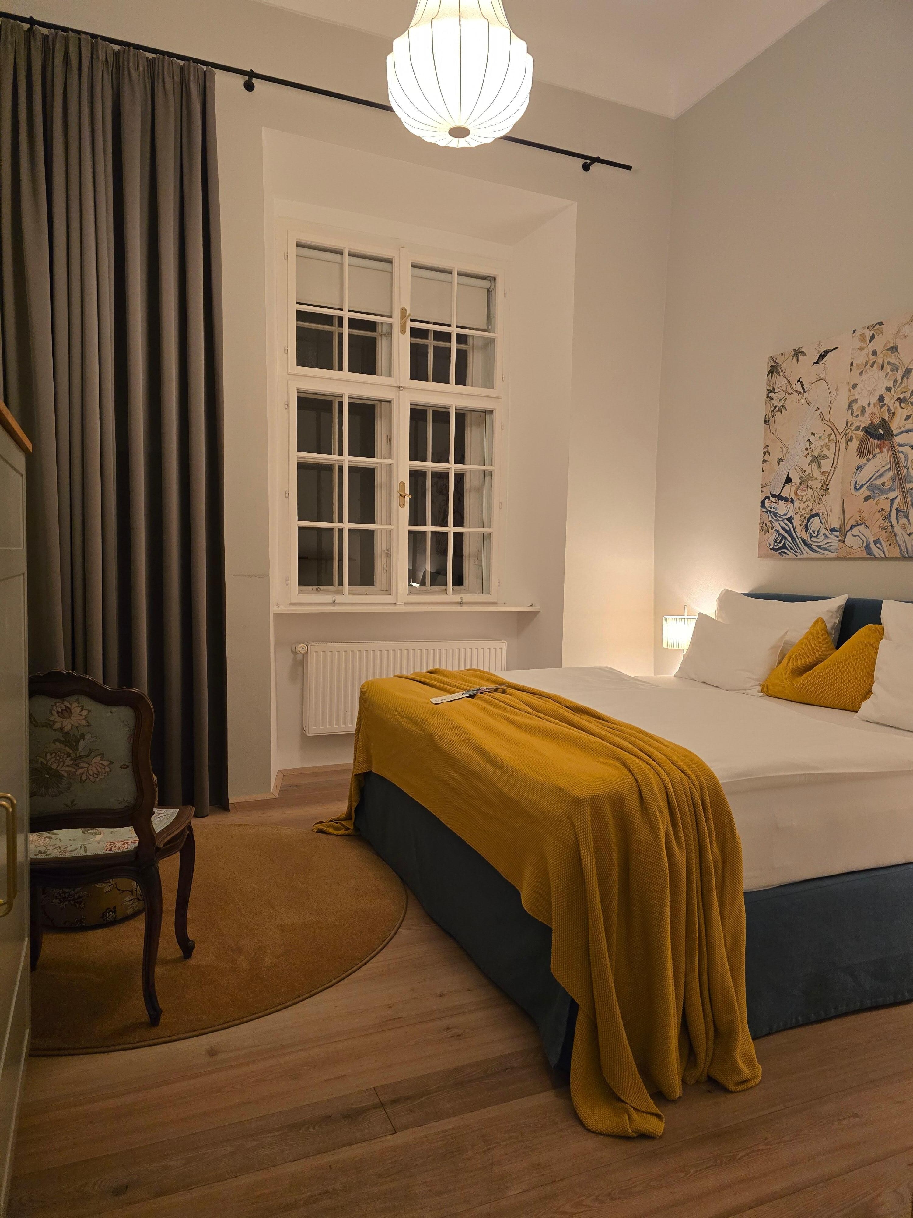 Queen room view from entry door