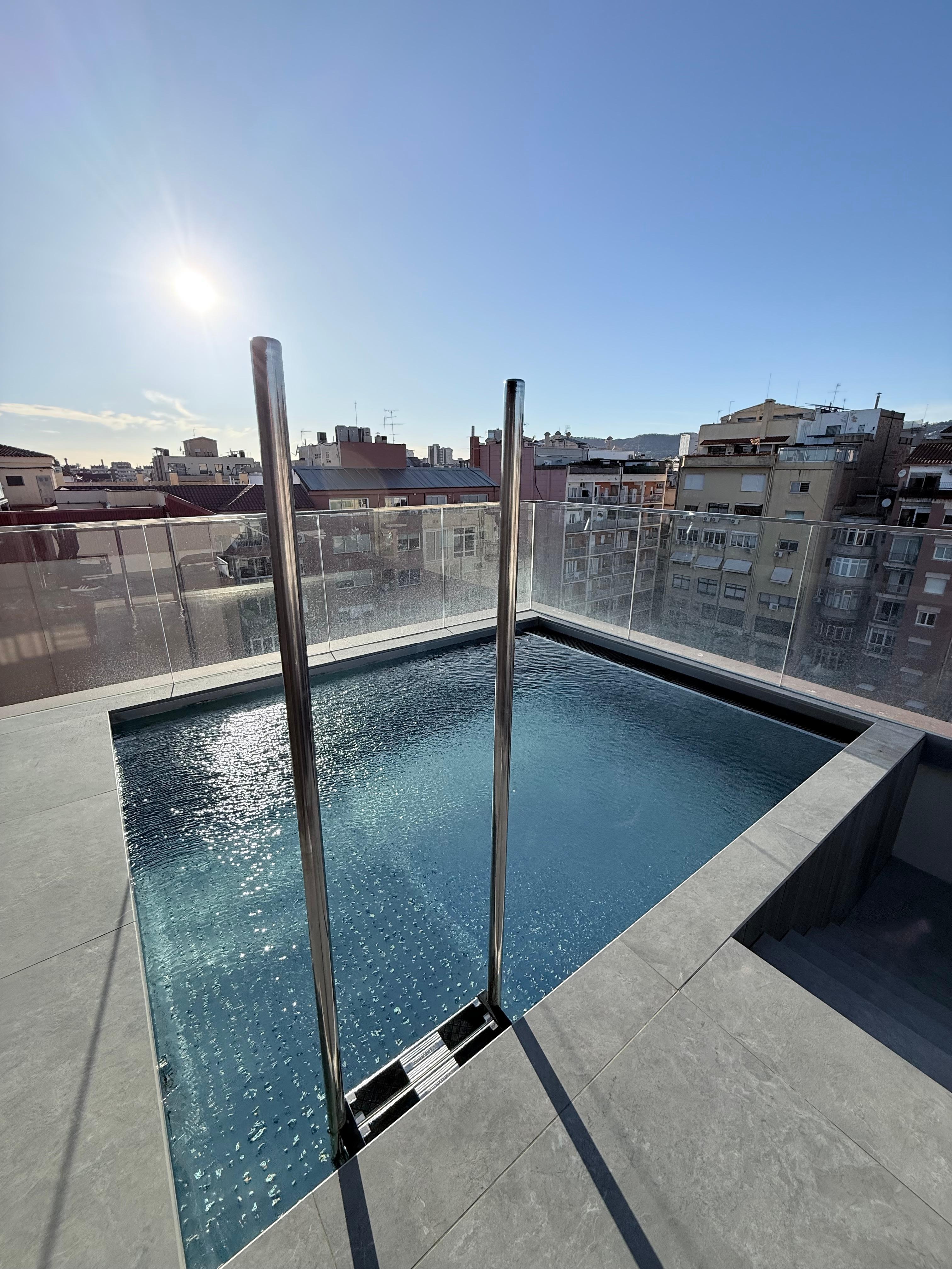 Cosy roof top pool 