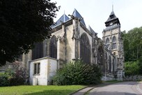 Die Kirche liegt direkt gegenüber