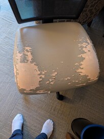 Chaise de bureau dans notre chambre. Pas de photo du rideau de douche dans le même état.