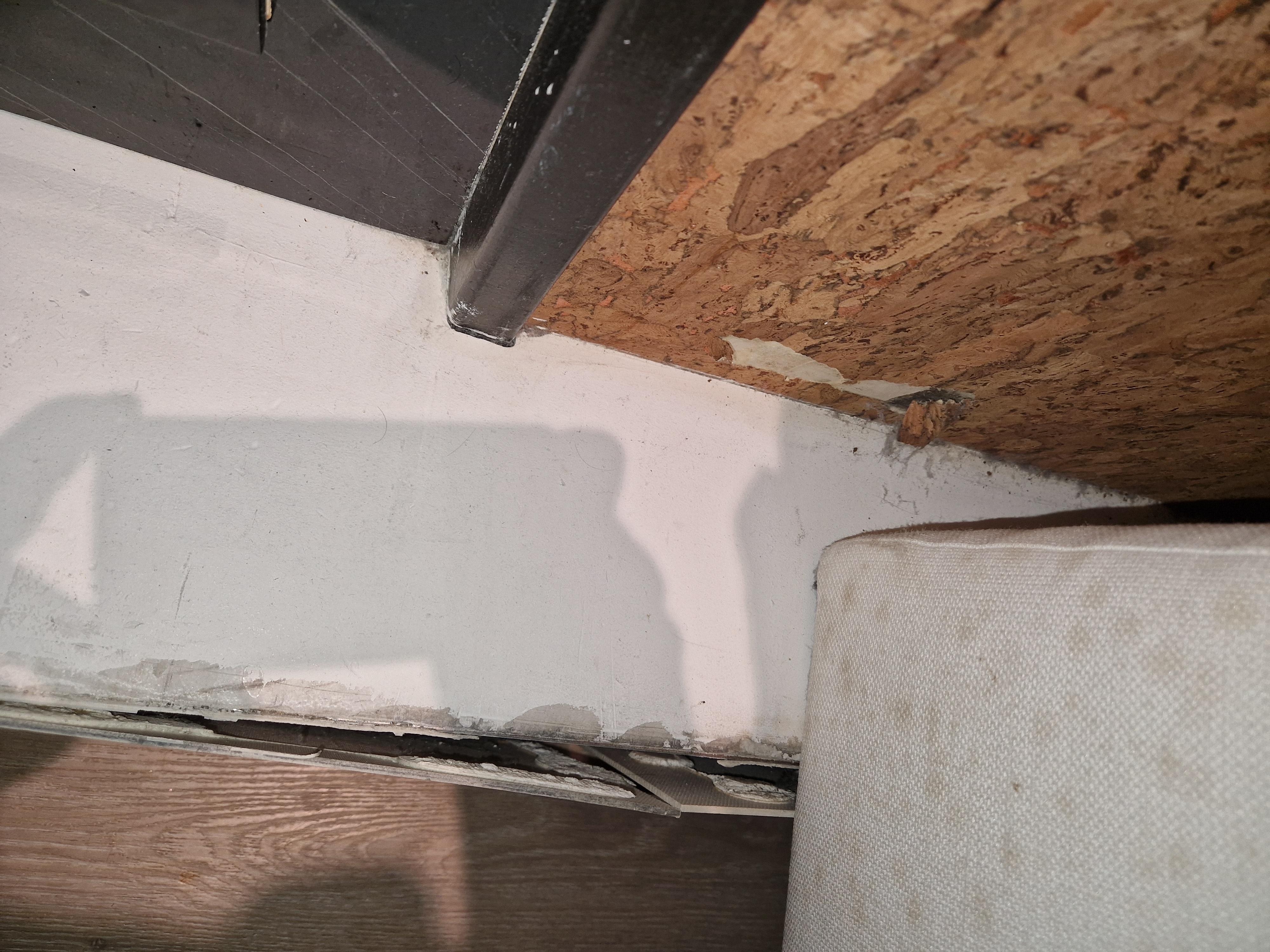 Likaa sängyn päädyssä